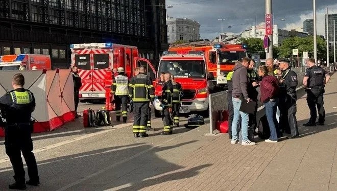 Almanya’da tren istasyonunda bıçaklı saldırı: Çok sayıda yaralı!