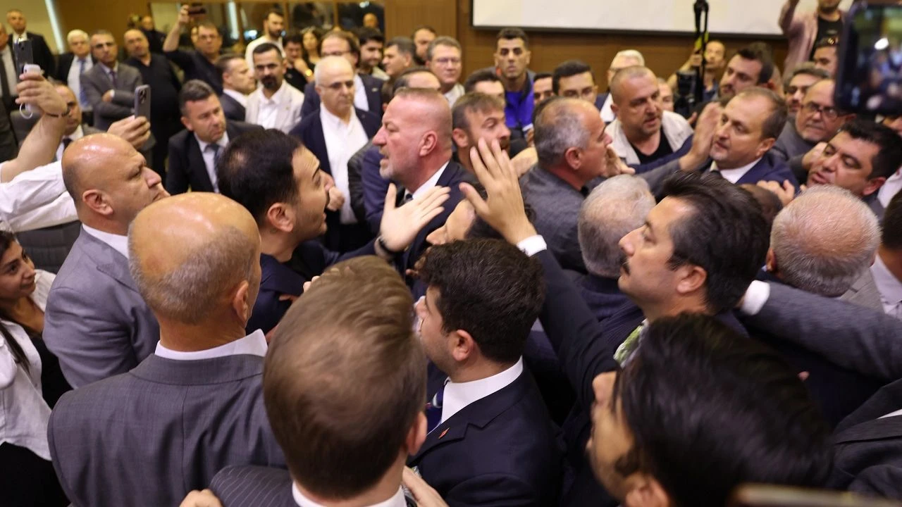 Bursa Belediye Meclisi’nde Gerginlik: AKP’li Üye Başkanın Üzerine Yürüdü, Küfürler Savurdu!
