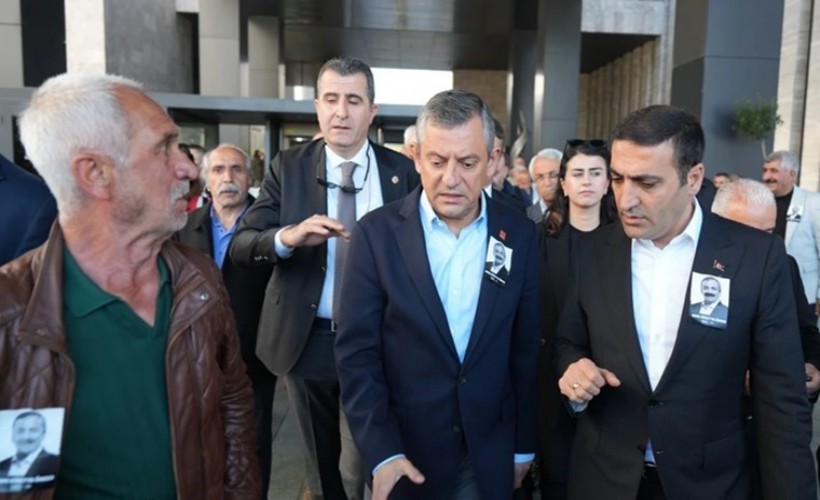 CHP Lideri Özgür Özel’e Yumruklu Saldırı: Zanlının Gözaltı Süresi Uzatıldı!