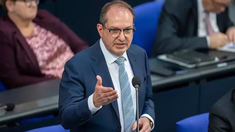 Almanya İçişleri Bakanı Dobrindt: “Müslümanlar bizimle yaşamak istiyorlarsa bu ülkeye aittirler”