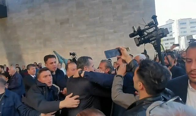 Özgür Özel’e Yumruklu Saldırı! Sırrı Süreyya Önder’in Veda Töreninde Şok Olay