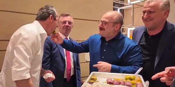 Mustafa Varank’tan Şampiyonluk Maçı Öncesi Sürpriz! Ali Koç’a Okunmuş Baklava İkramı