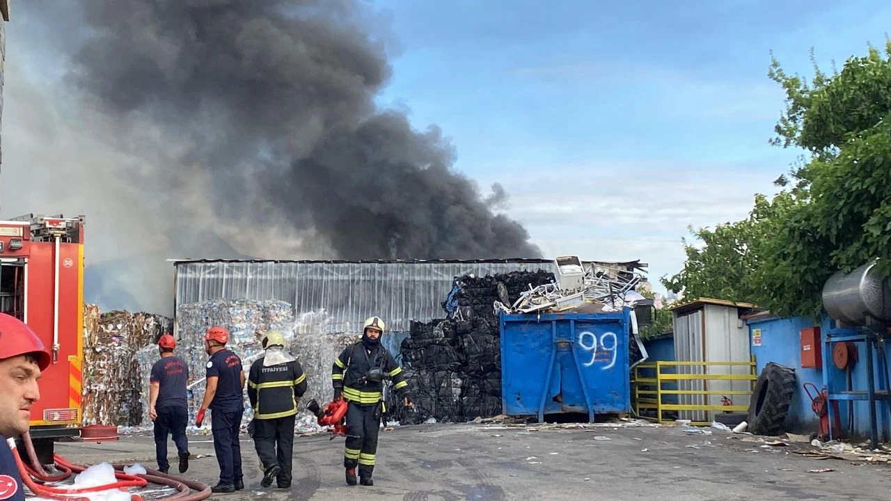Kocaeli’de geri dönüşüm fabrikası alevlere teslim oldu