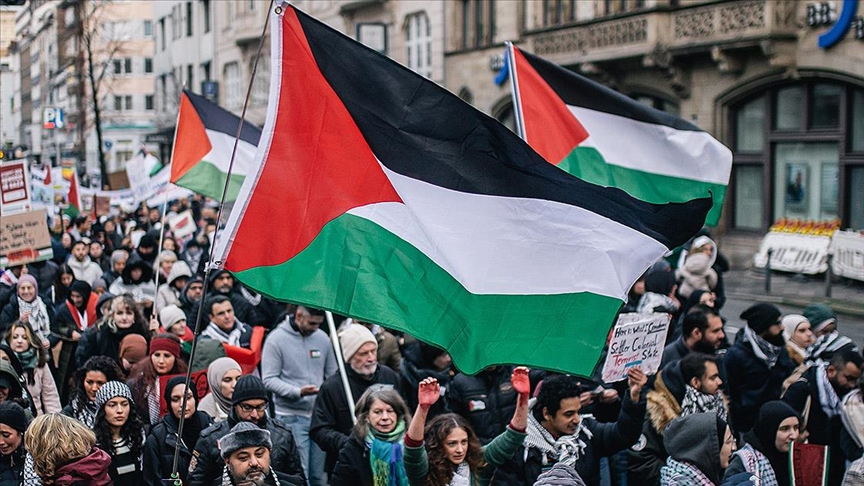 Almanya’da Binlerce Kişi İsrail’i Protesto Etti: Gazze ve İran İçin Adalet Çağrısı
