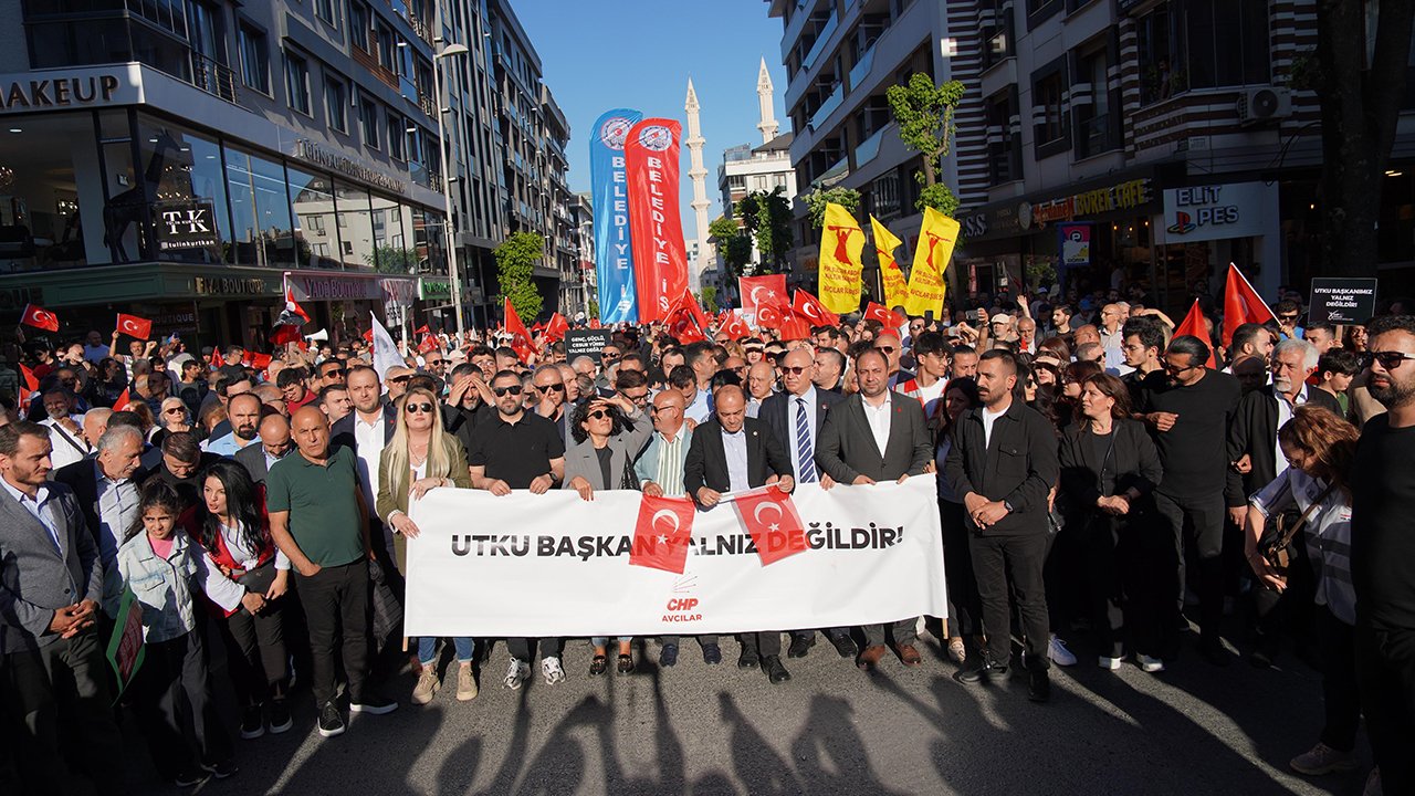 5. Dalga Operasyonda Gözaltına Alınmıştı: Avcılar’da Yurttaşlar Başkanlarına Sahip Çıktı