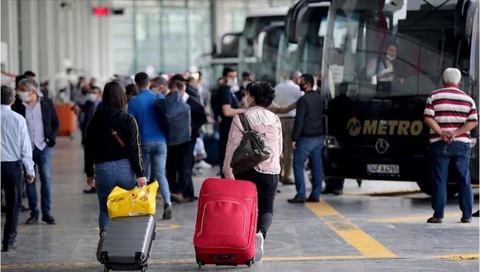 Bayramda Memlekete Gitmek Hayal Oldu: Uçak Biletleri 4 Bin, Otobüsler de Farksız