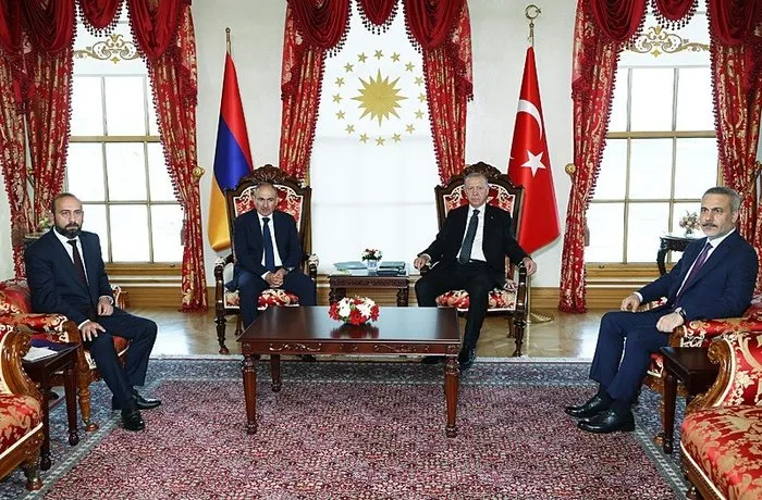 Dolmabahçe’de Tarihi Zirve: Erdoğan ve Paşinyan ‘Normalleşme’yi Görüştü