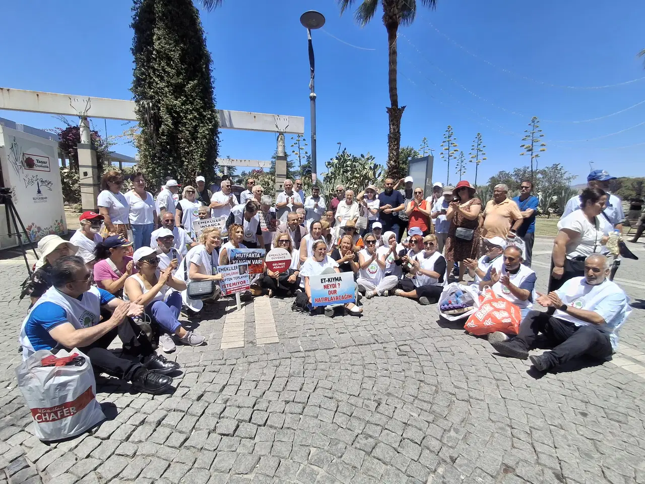 Emekliler 40 Derece Sıcaklıkta Direnişte: “Yoksulluğa Teslim Olmayacağız”