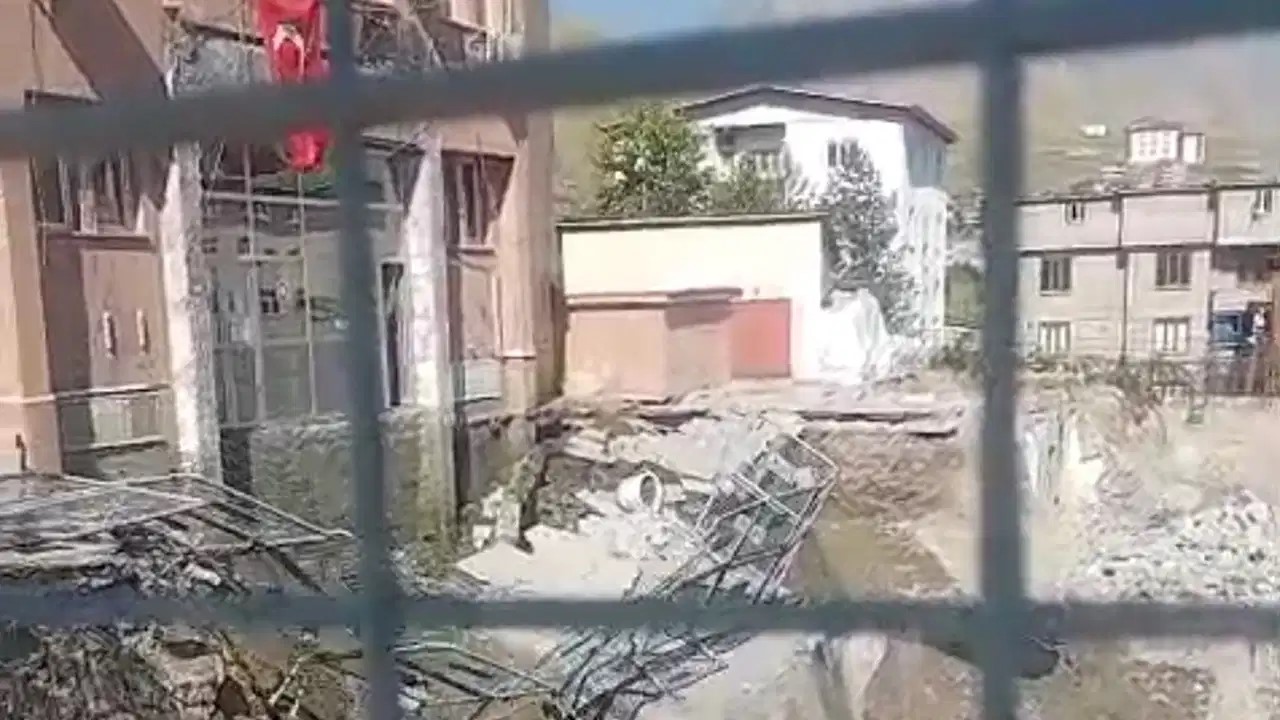 Hakkari’de Adliye Binası Girişinde Çökme: Şans Eseri Can Kaybı Yok