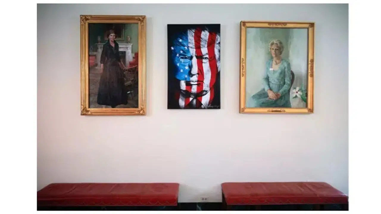Trump, Hillary Clinton’ın Portresinin Yerine Kendi Profil Fotoğrafının Yağlı Boya Versiyonunu Astı