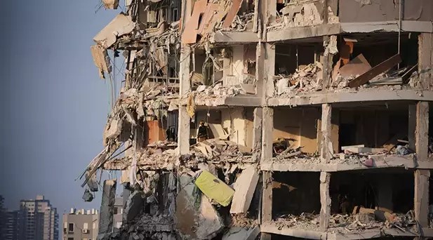 İran’ın Füzeleri İsrail’in Kalbini Vurdu: Bat Yam Yıkıldı, Rehovot Alev Alev