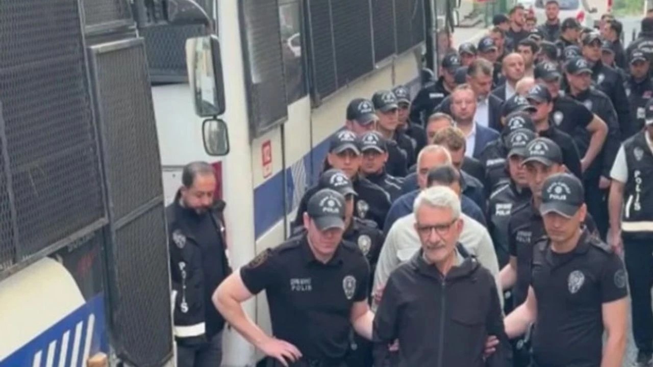 AKP’li Şamil Tayyar’dan CHP’li başkanların sevk görüntülerine tepki: “Türkiye’ye yakışmadı”