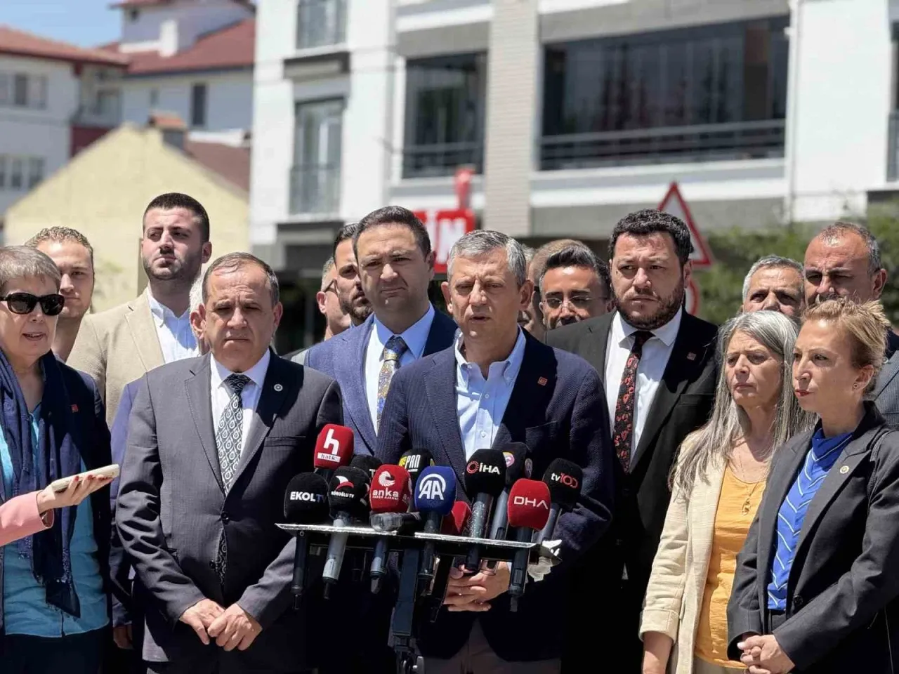 Özgür Özel’den Soruşturma ve Şehitler Açıklaması: “Devlete emanet 12 civciv ölse hesabı sorulur”