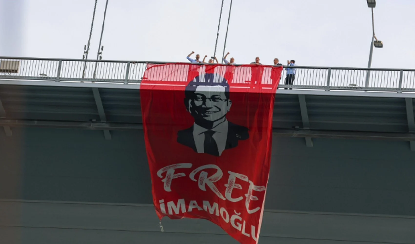 15 Temmuz Şehitler Köprüsü’ne “Free İmamoğlu” Pankartı Asan Vekillere Fezleke