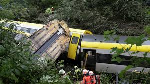 Almanya’da Yolcu Treni Raydan Çıktı: 3 Ölü, Çok Sayıda Yaralı