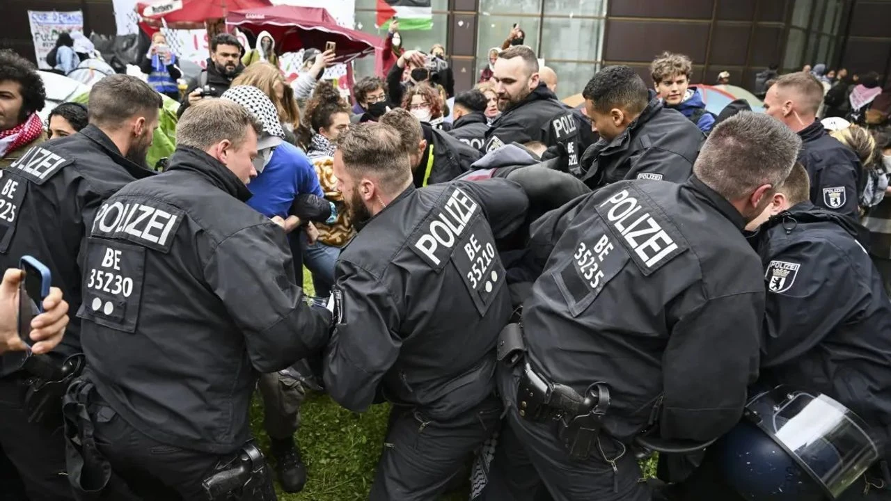 Berlin’de Filistin’e Destek Gösterisine Polis Sert Müdahale Etti