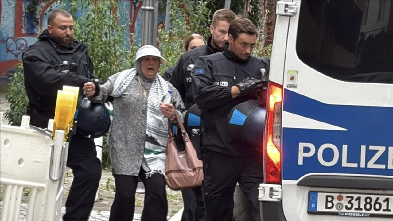 Berlin’de Polis, Filistin’e Destek Yürüyüşünü Yarım Kesti: Çok Sayıda Gözaltı