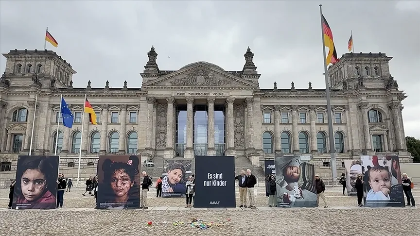 Berlin’de Federal Meclis Önünde Gazzeli Çocukların Fotoğrafları Sergilendi