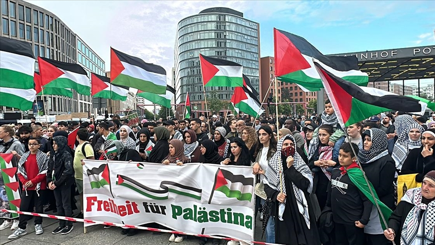Berlin’de Filistin’e Destek Gösterisi: Gazze’deki Soykırıma Tepki Yağdı