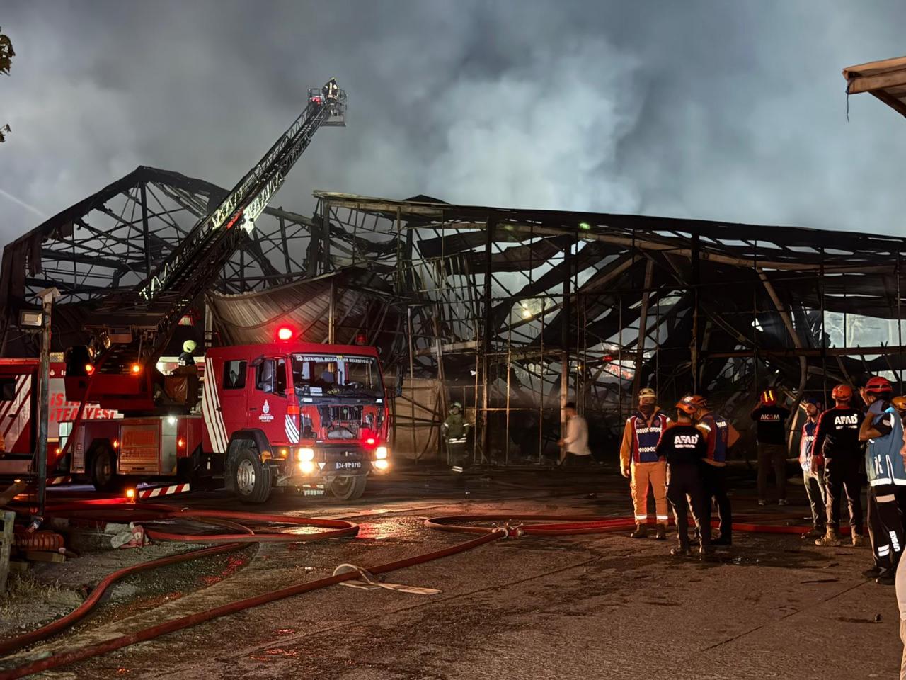 İstanbul’da sünger fabrikasında büyük yangın: Patlamalar meydana geldi