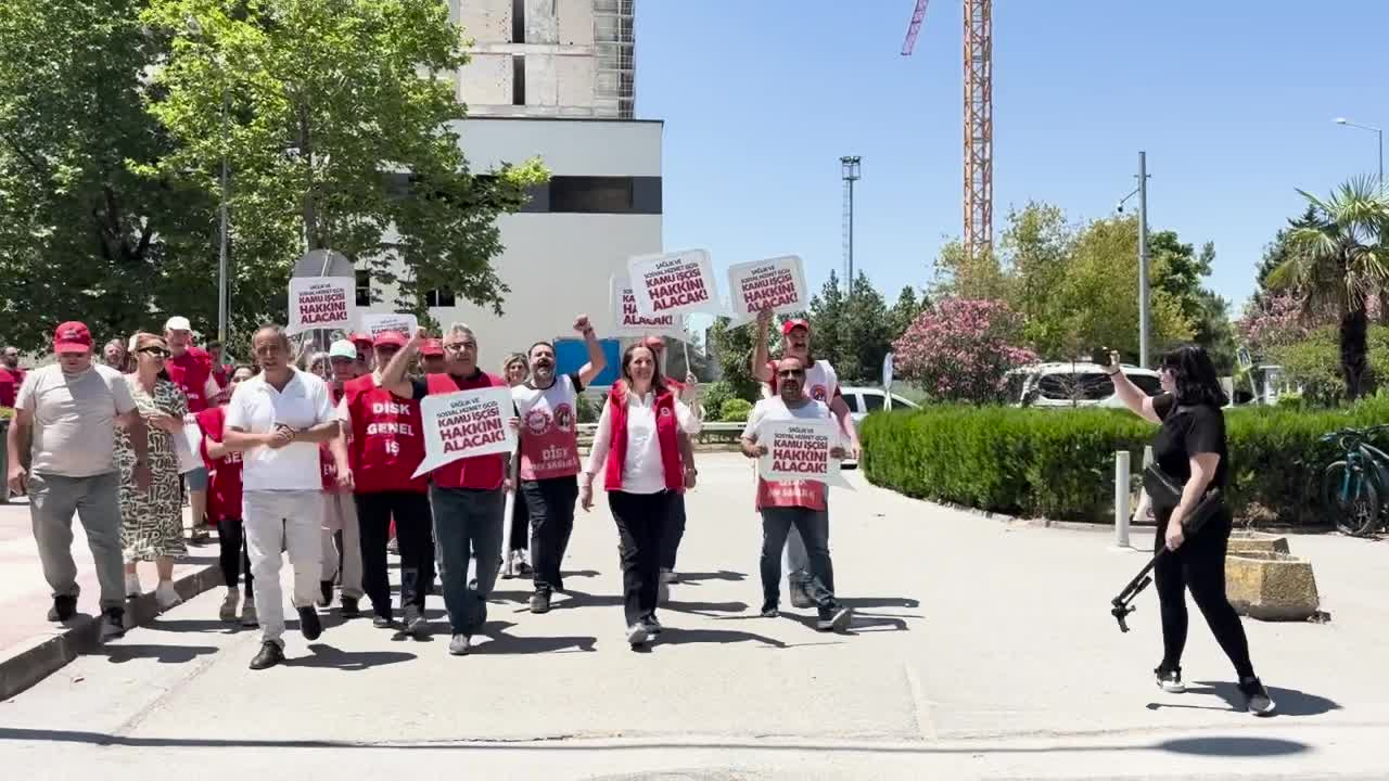 DİSK Üyesi Sağlık Emekçileri Bursa’da: “Yüzde 17’lik Teklif Kamu İşçilerine Hakarettir”