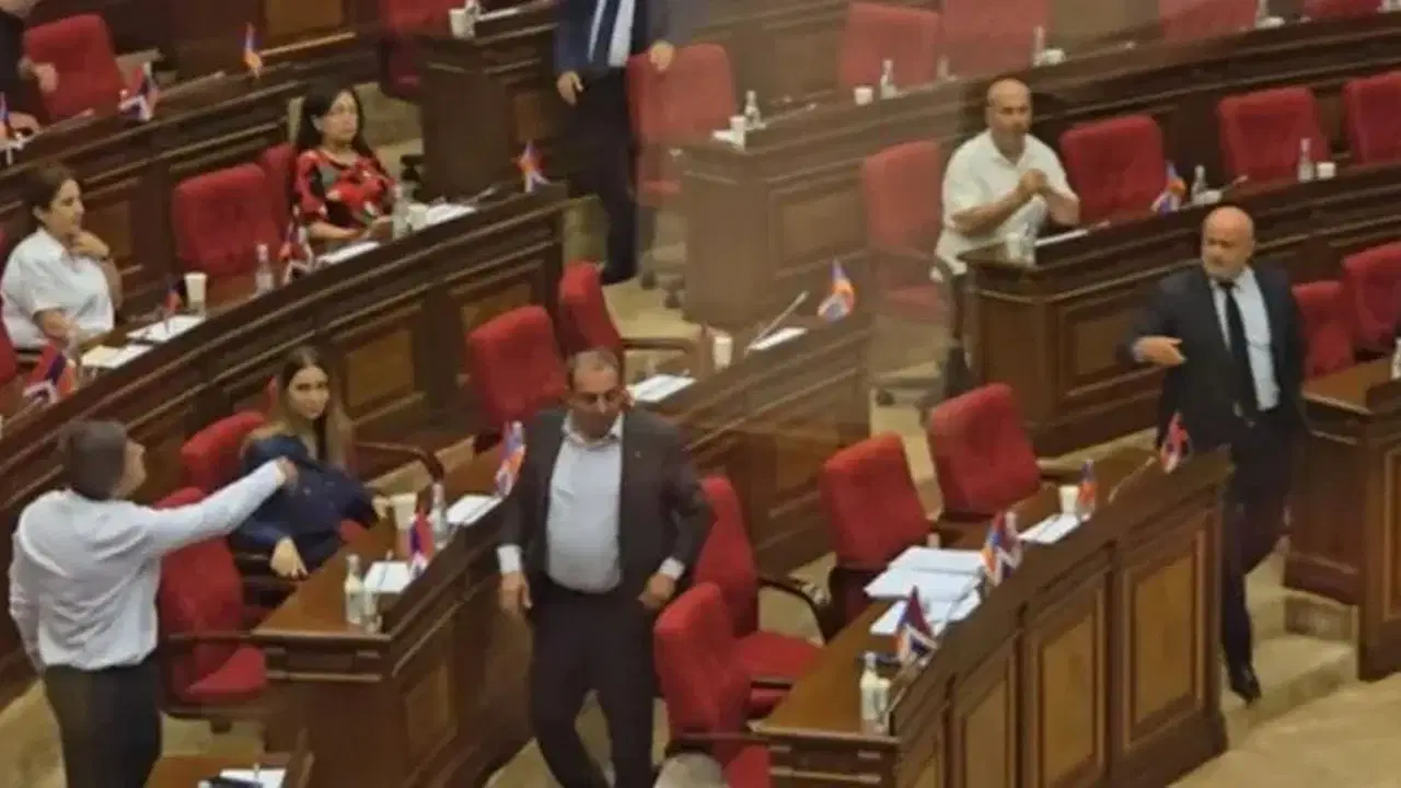Ermenistan Meclisi’nde Gerilim: Su Şişesi Fırlatan Vekil Oturumdan Çıkarıldı
