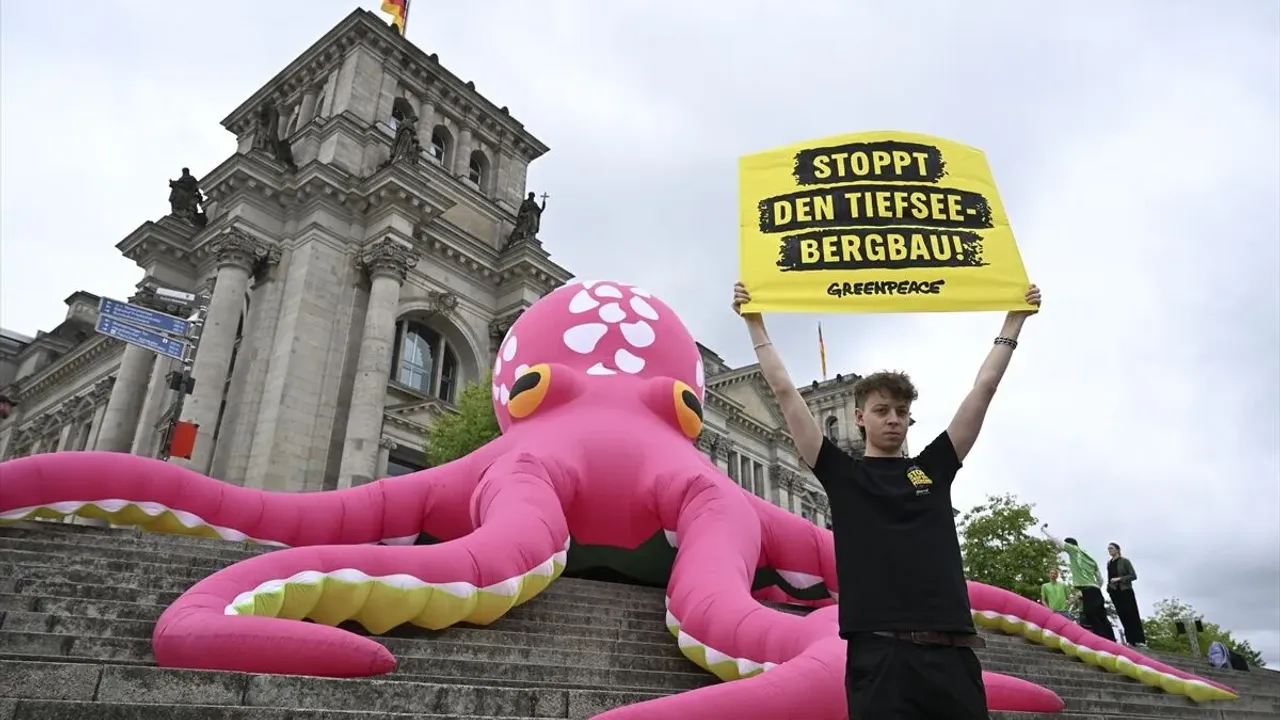 Greenpeace’ten Berlin’de Renkli Protesto: Derin Deniz Madenciliğine Karşı Dev Ahtapotlu Eylem