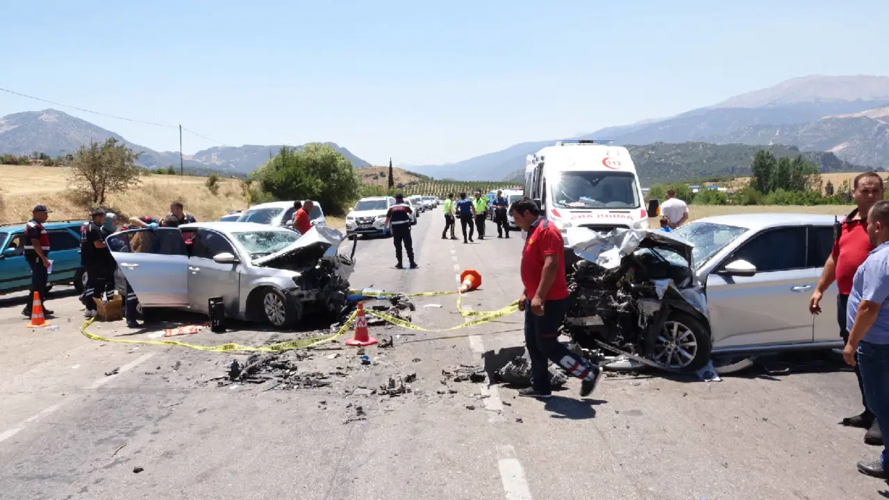 Kayseri’de feci kaza! Otomobil ile minibüs çarpıştı: 9 kişi yaralandı