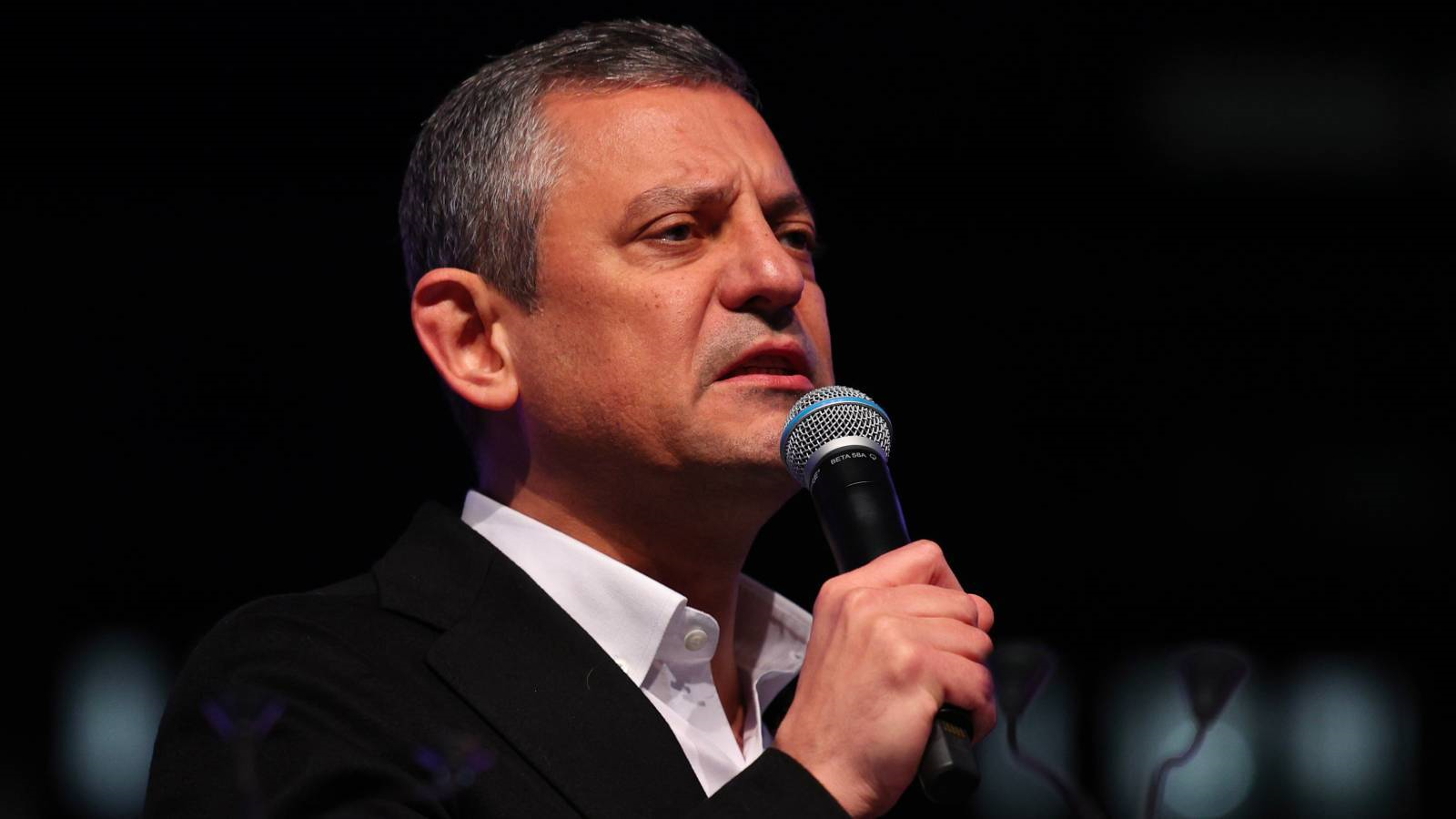 Özgür Özel’in işaret ettiği ‘Beyaz Toroslu savcı’ gündem oldu: Masası ortaya çıktı, tepkiler çığ gibi!