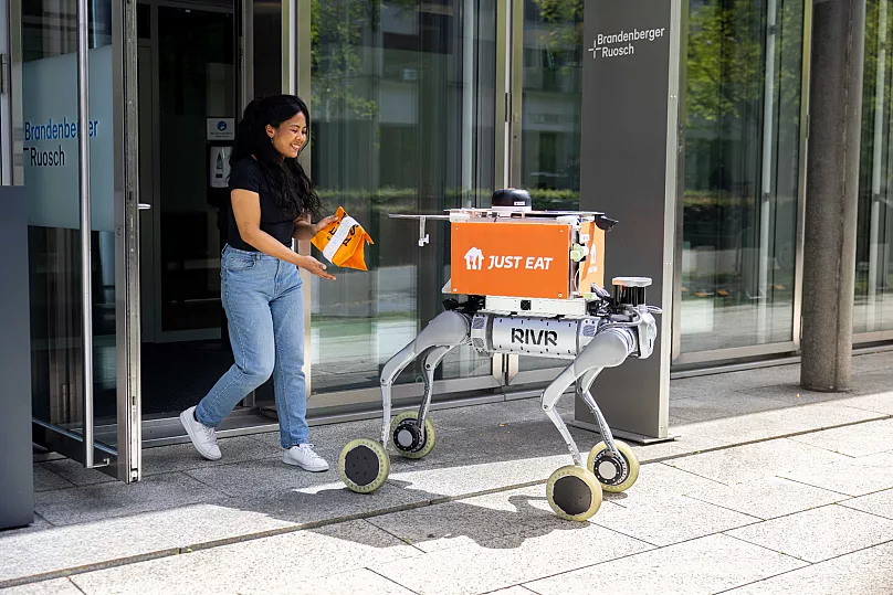 Yapay zekalı robot köpekler Zürih’te fast food dağıtımına başladı