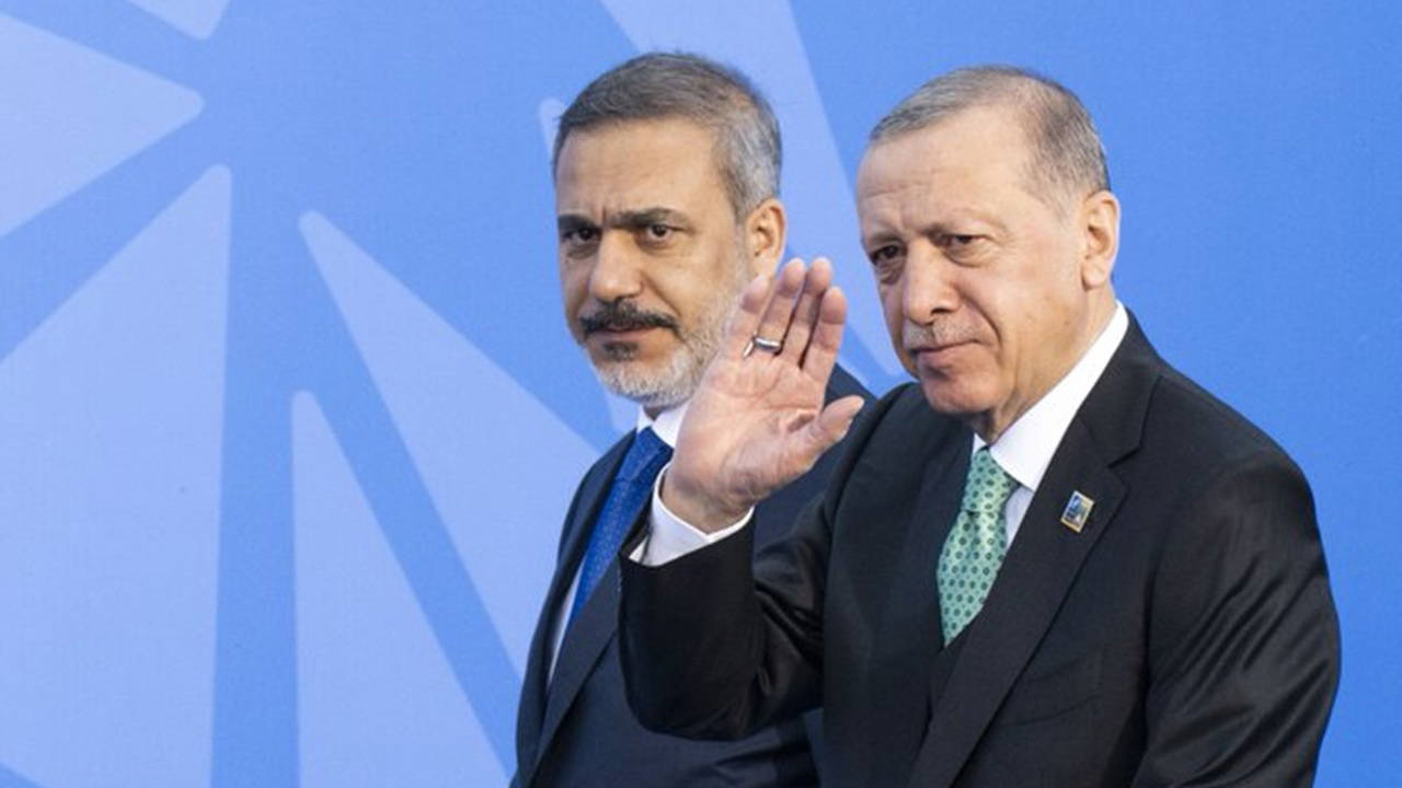 Albayrak’ın gazetesinde Hakan Fidan yorumu: “Yakıştırmalar, dikiz aynasına bakmaya zorluyor”