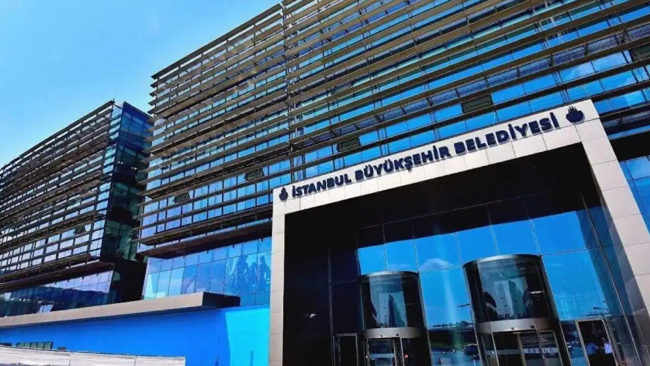 İBB soruşturmalarında yeni dalga: Gözaltına alınan 24 kişi adliyeye sevk edildi!