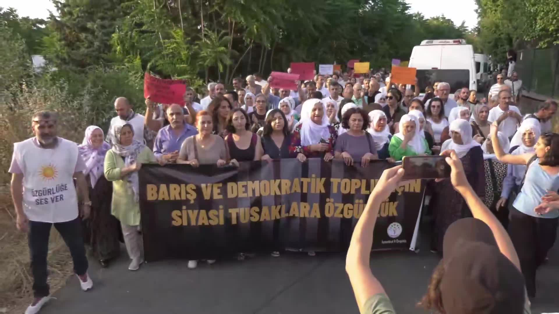 DEM Parti’den Bakırköy Kadın Cezaevi önünde yürüyüş ve oturma eylemi