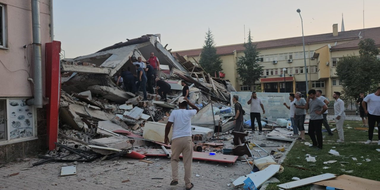 Yerlikaya’dan Balıkesir Depremi Açıklaması: 1 Kişi Hayatını Kaybetti, 16 Bina Yıkıldı
